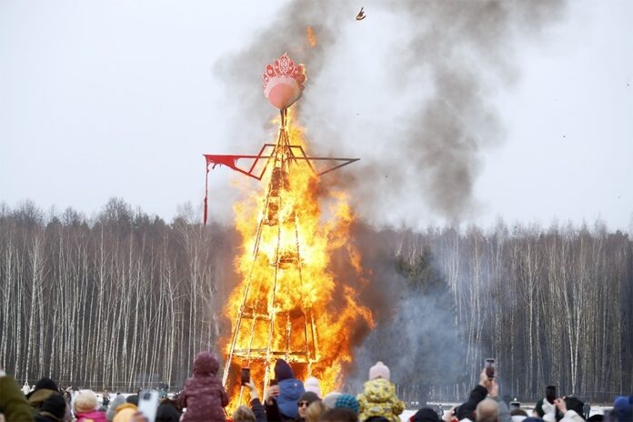    Взгляд на горящие руины небоскреба и мистический зиккурат, подсвеченные пламнем и неоновыми огнями, символизирующие технологический и мистический конфлікт