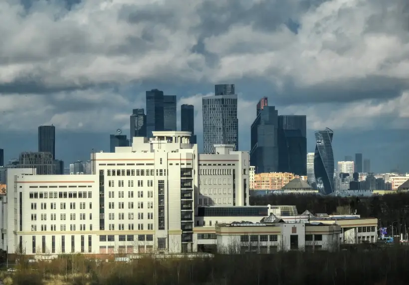 Шуваловский корпус МГУ имени М. В. Ломоносова и международный деловой центр "Москва-Сити" © РИА Новости. Юрий Кочетков