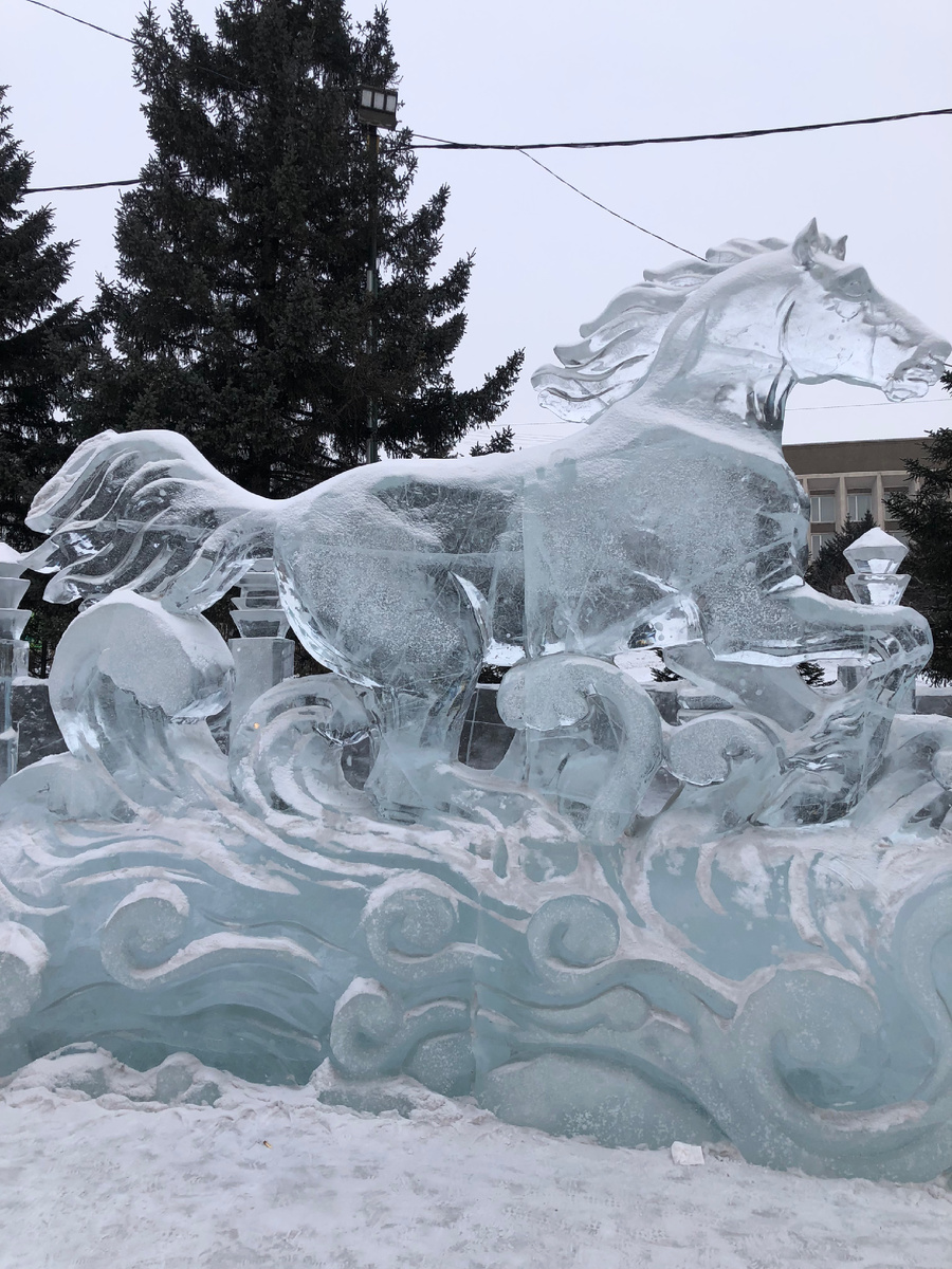 Символ нового года и коновязь далее