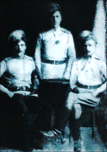 Тихонов Иван Михайлович (справа)