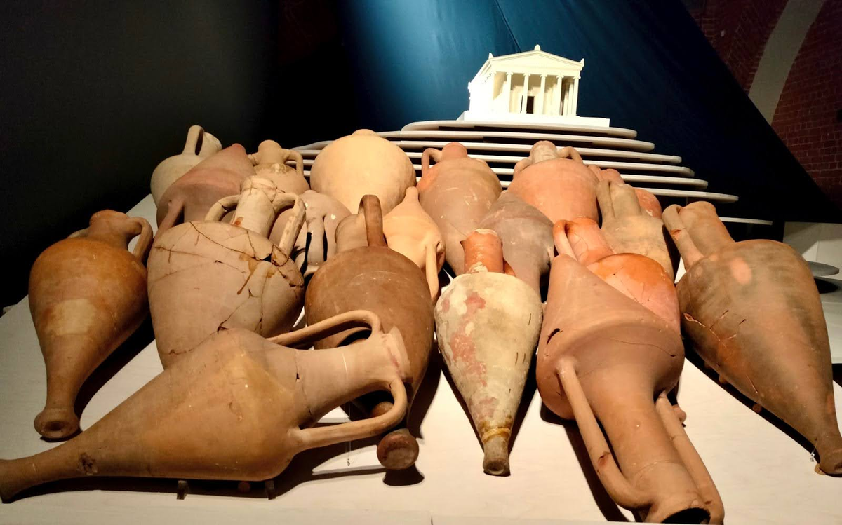 Макет храма Аполлона Врача на акрополе Пантикапея, Экспонат выставки «Пантикапей. Из прошлого в будущее»