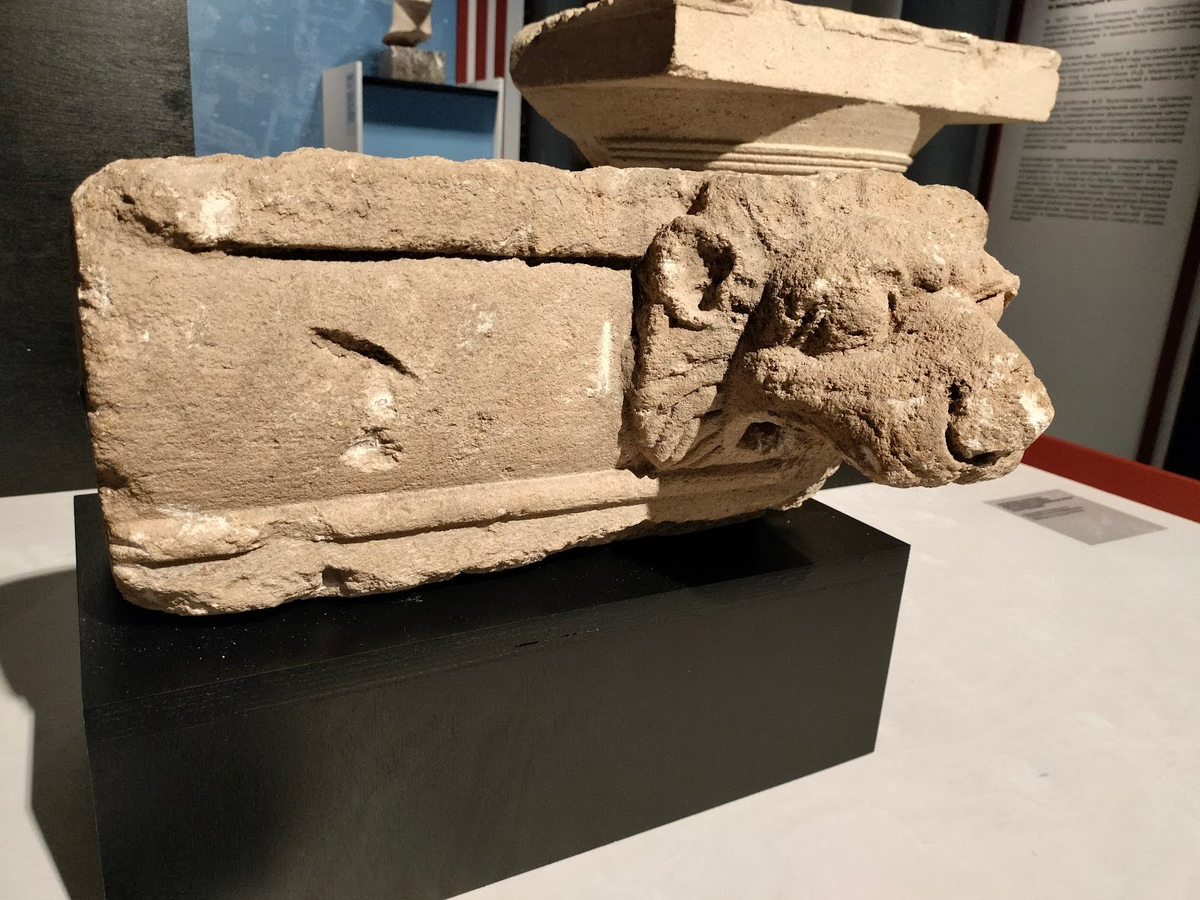 Фрагмент водослива. Пантикапей. Вторая половина 4 века до н.э., Экспонат выставки «Пантикапей. Из прошлого в будущее»