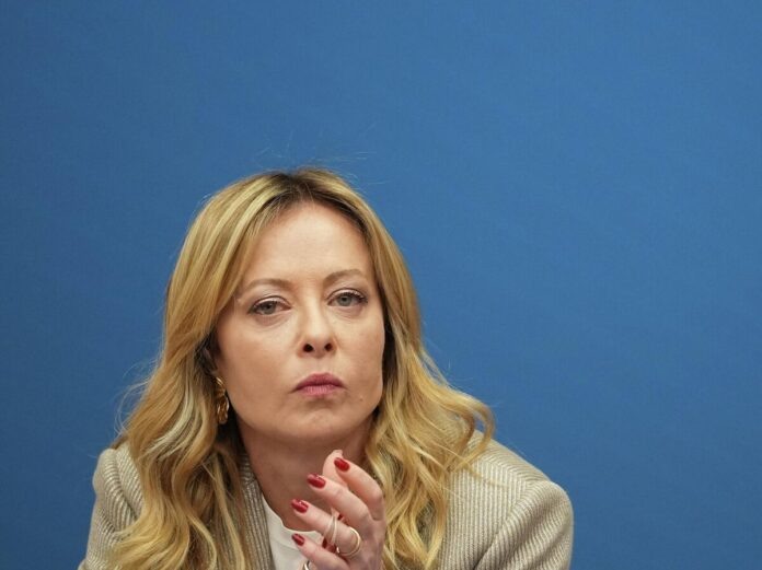    Европейские лидеры на саммите, обсуждающие укрепление оборонного бюджета после принятия Римского манифеста 2029 года