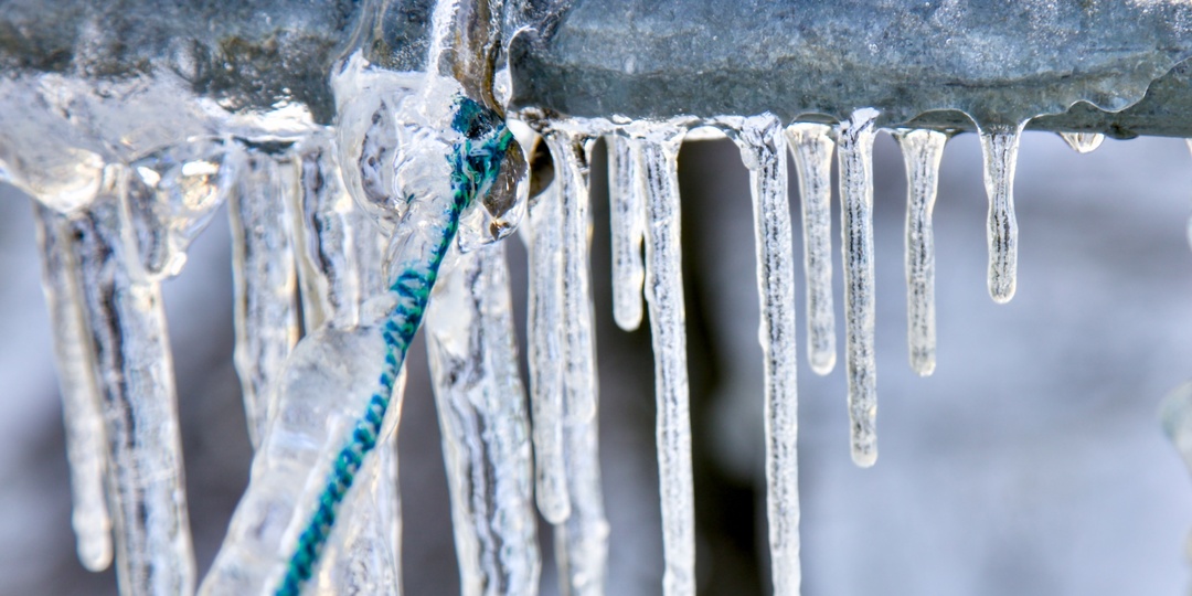 В Батайске сбили наледи с крыши дома