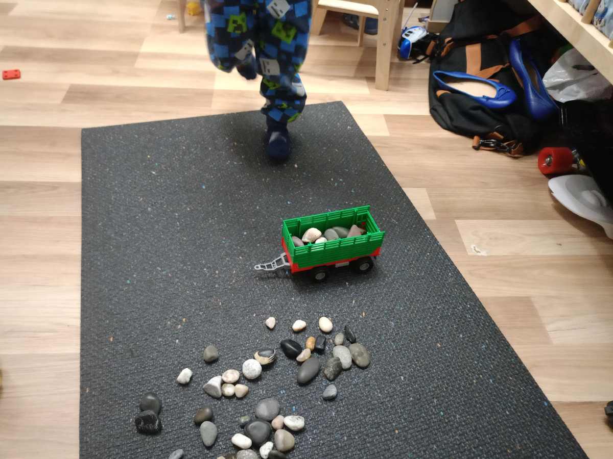 Маркуша любит играть в камушки с Черноморского побережья) 