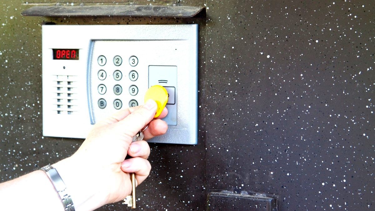    Мошенники под видом установщиков домофонов обманули жительницу Когалыма