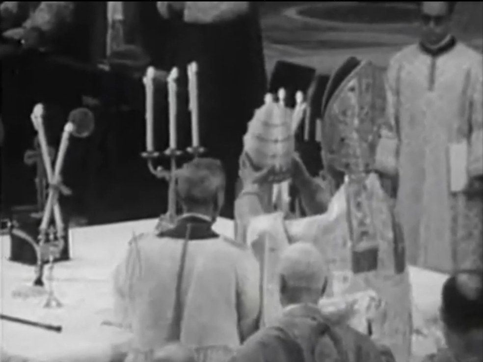 Папа Павел VI возлагает тиару на алтарь
