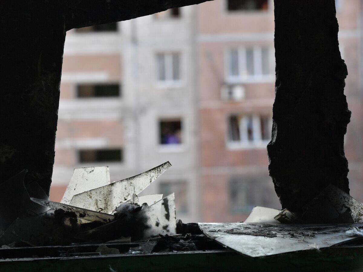    Вид на соседний дом через разбитое окно дома в Макеевке | © РИА Новости / Алексей Куденко