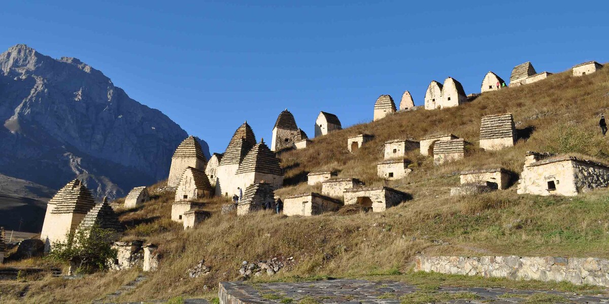 Добро пожаловать в Даргавс. Место, которое называют «Городом мертвых». Источник фото - https://golnk.ru/78vWz