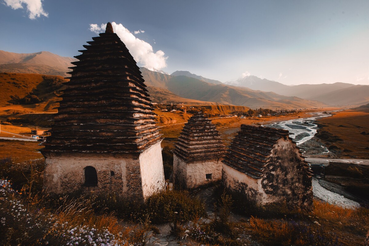 Представьте эту картину: тишина гор, закатное солнце и человек, который сидит в каменном мешке, слушая дыхание таких же обреченных в соседних «домиках».  Источник фото - https://golnk.ru/Na9gZ