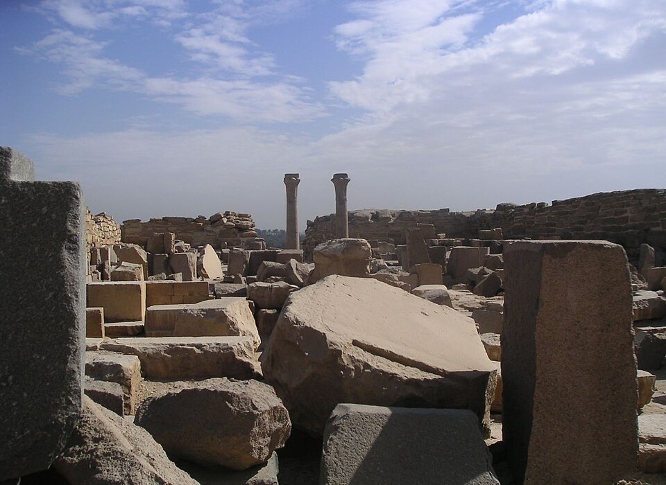 Руины погребального храма при пирамиде Сахура в Абусире.