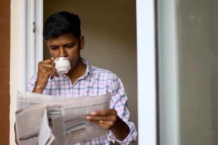    Читающий газету индиец: вдохновение для возрождения аналитического мышления в цифровую эпоху.