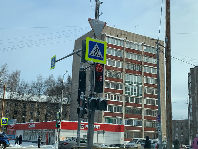 В Кирове продолжают бороться с незаконными вывесками на фасадах