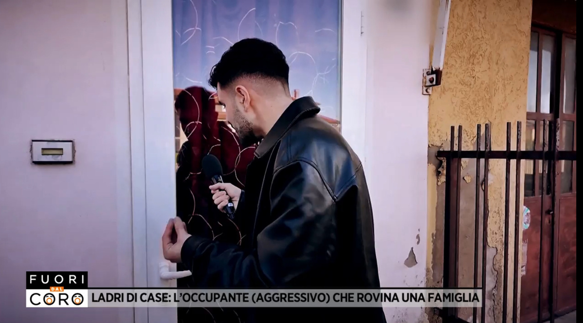 Журналист Fuori dal coro разговаривает с захватчиками. mediasetinfinity.mediaset.it