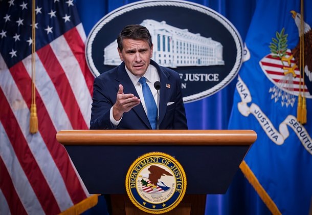    Помощник генерального прокурора США Тодд Бланш в ходе доклада о публикации новой партии «файлов Эпштейна», Вашингтон, 30 января 2026 года. Фото: J. Scott Applewhite / AP