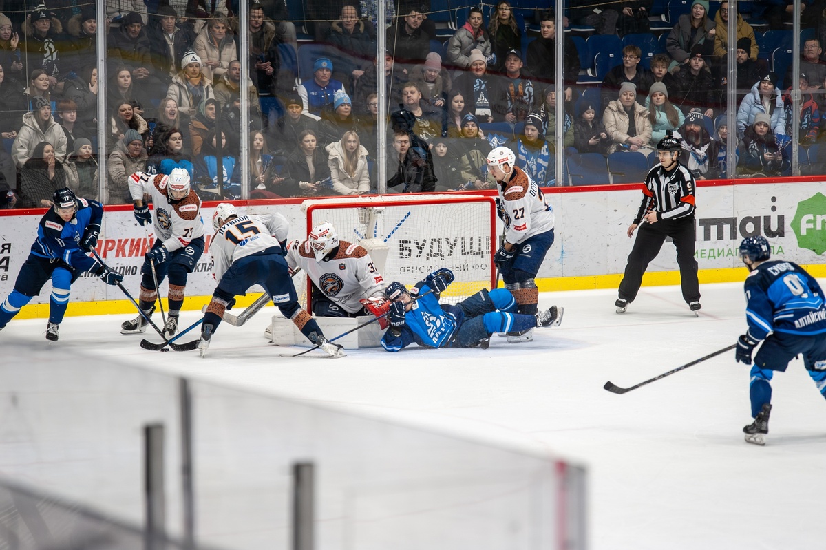    ХК «Южный Урал» одержал четвертую победу подряд, обыграв «Динамо-Алтай» со счетом 1:2