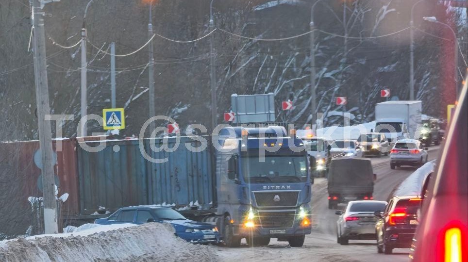 На перекрёстке со стороны Лужков контейнеровоз не смог подняться и увяз прицепом