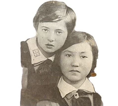 Алия со школьной подругой.