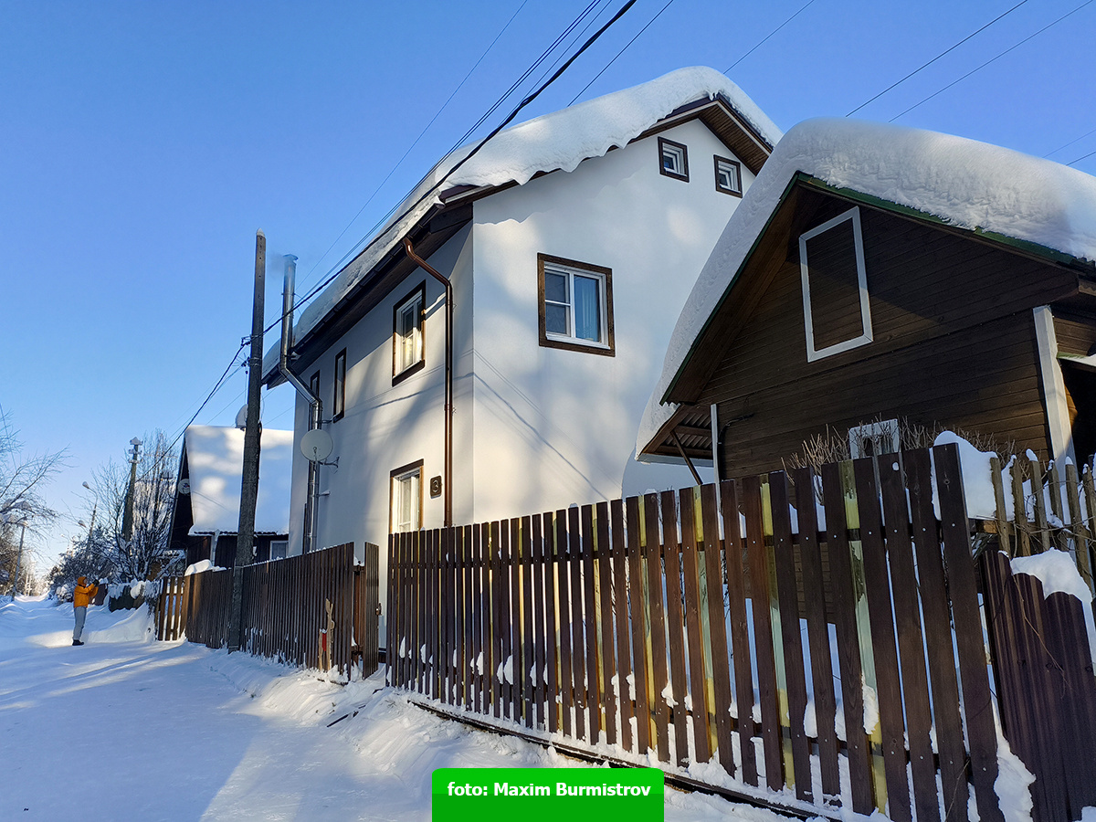 Дорога и дорожки вычищены, но на крышах царит полный трындец!