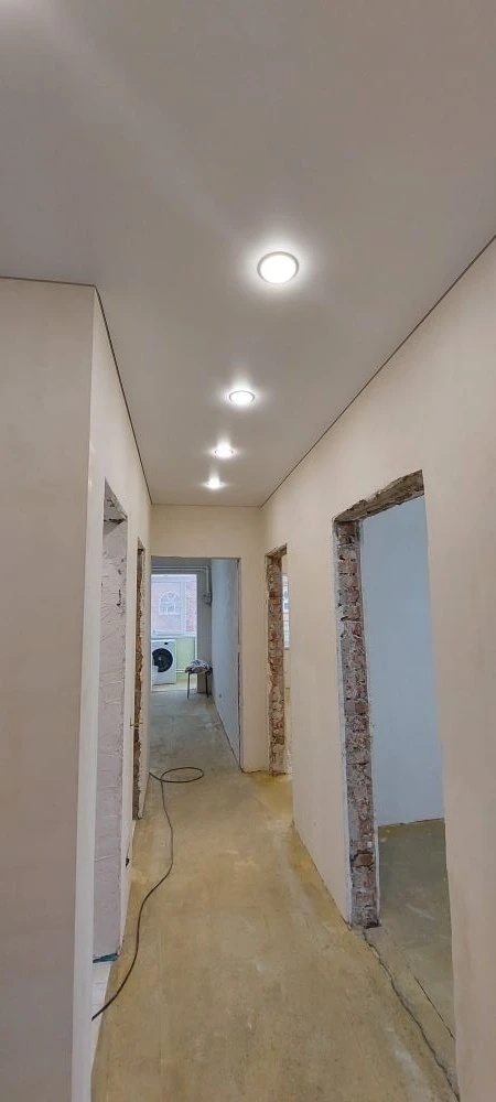 Коридор. Установили 4 светильника. Это хорошо! Будет светло.