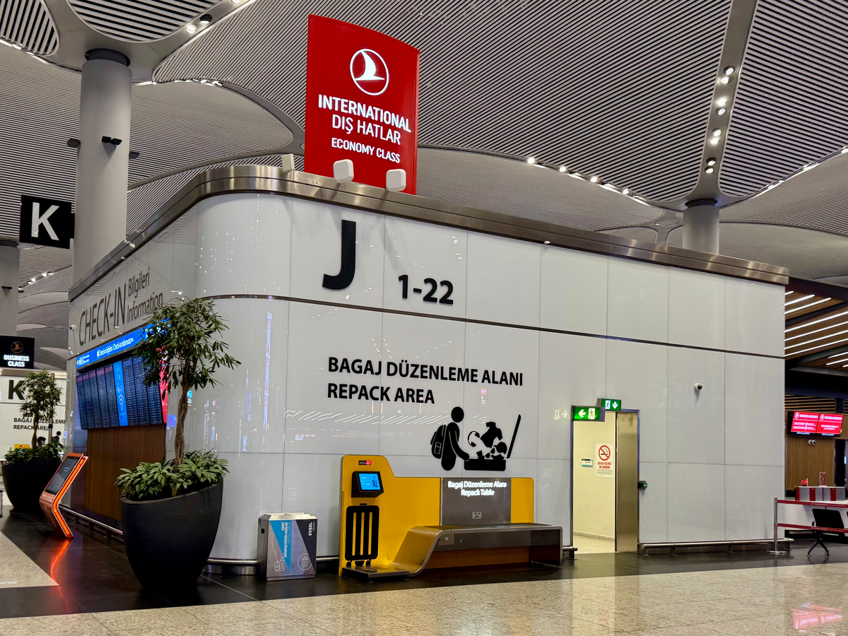 Зона упаковки багажа («Repack Area») в новом аэропорту Стамбула