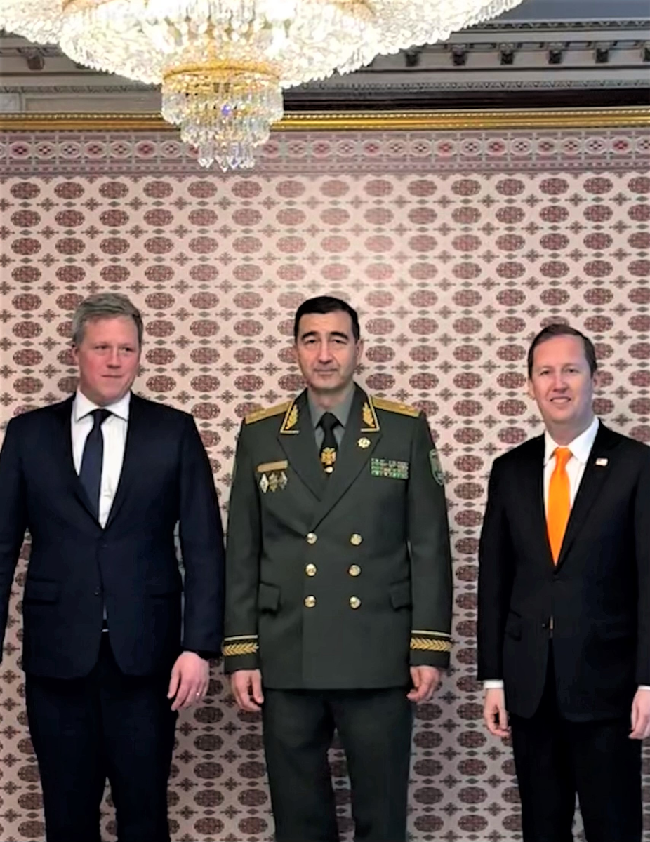 Министр армии США Дэниелом Дрисколлом(слева). Источник фото: официальные соцсети КСИР.