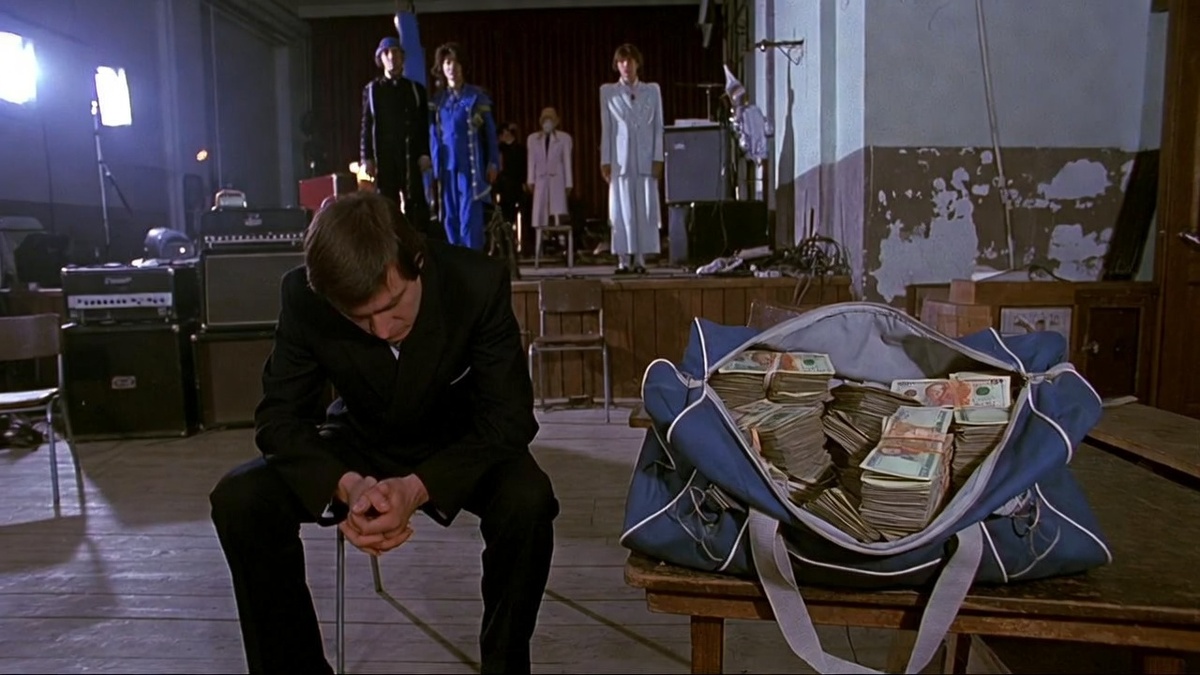 Такой ритм жизни выматывал. «Я работал как проклятый», — вспоминал Антонов. Деньги были компенсацией за отсутствие личной жизни и постоянные переезды.