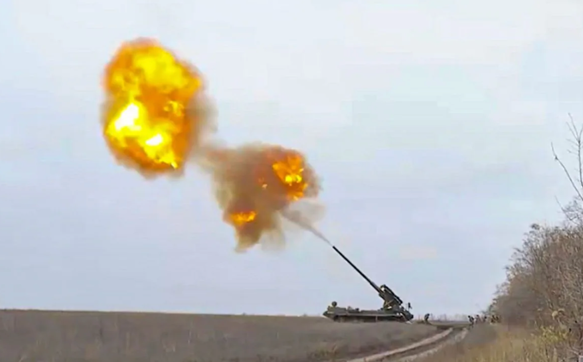 На снимках Министерства обороны России видно, как артиллерийская установка ведет огонь по украинским позициям