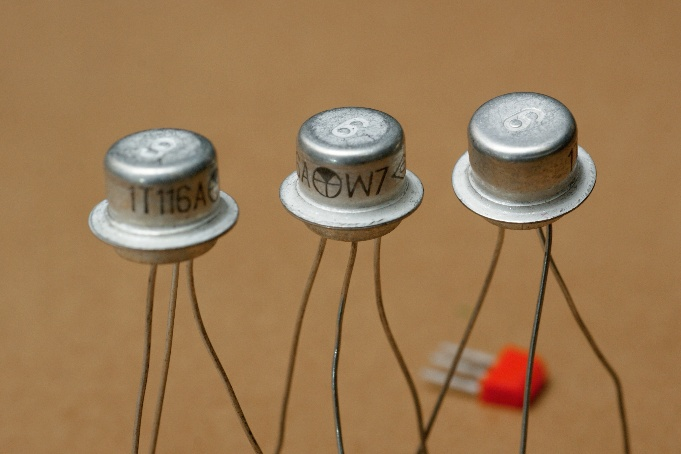 Почему первый транзистор был именно из германия?