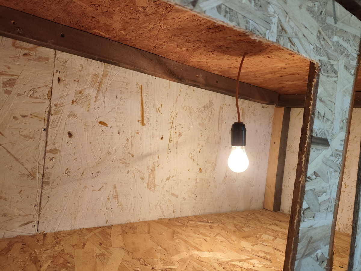 Лампочка в наличии.