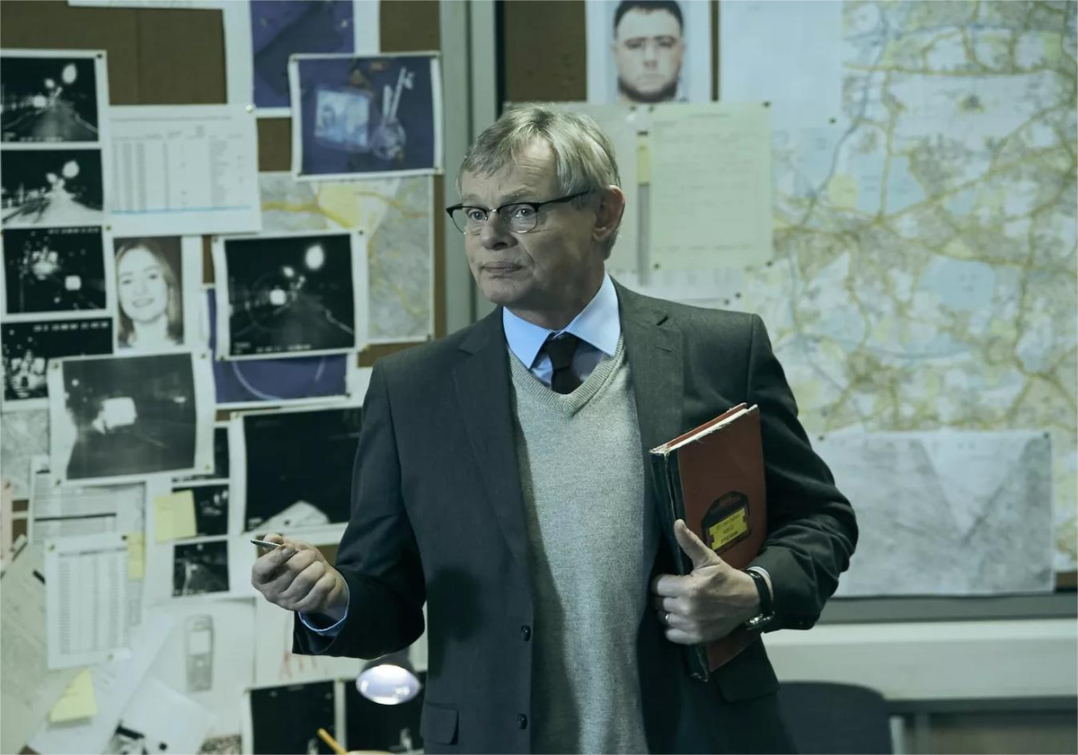 Мартин Клунес в роли инспектора Колина Саттона