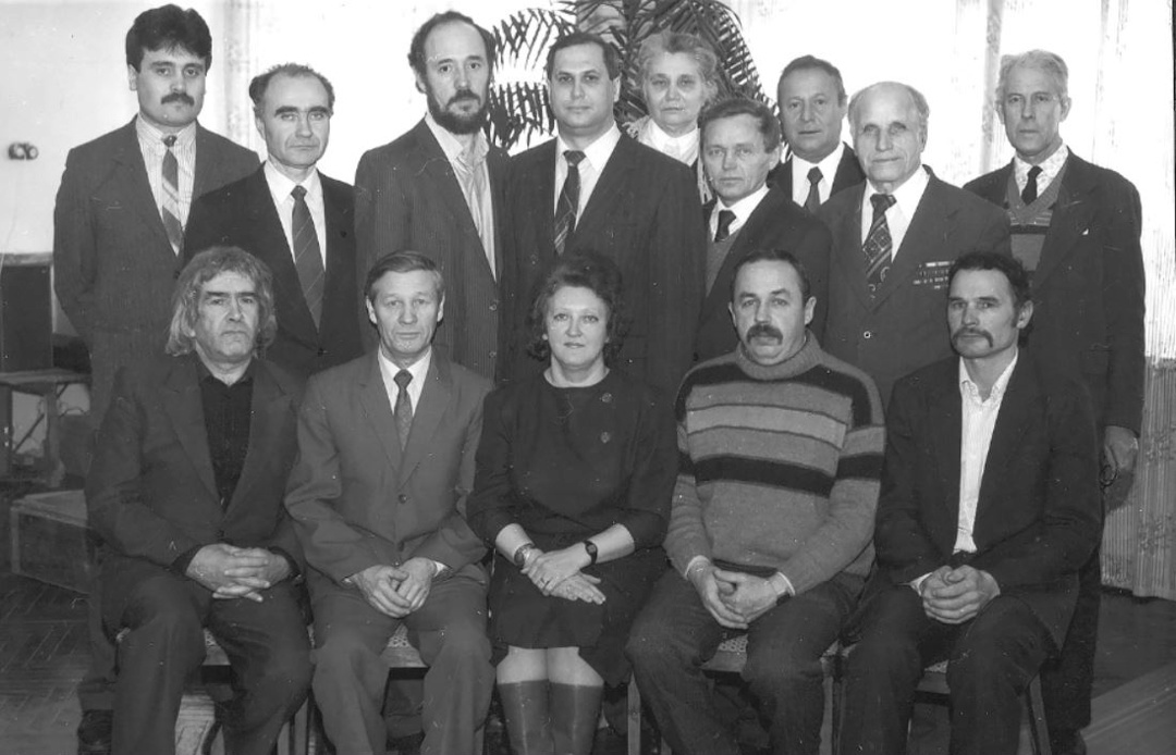 Вячеслав Савинов (третий слева в верхнем ряду) добрым словом вспоминает всех серговчан, с которыми работал