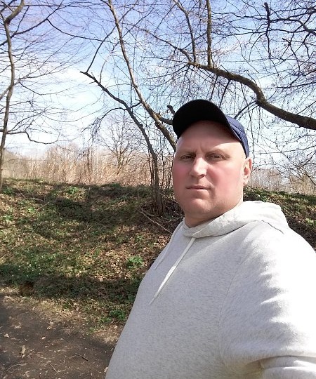 Вернулся из командировки на три дня раньше. В моей квартире сидел незнакомый мужик. Жена сказала: "Это мой тренер"