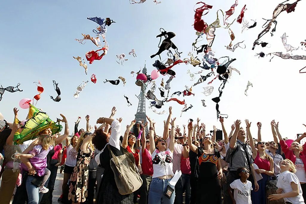 Восторженные дамы \изображение из открытых источников