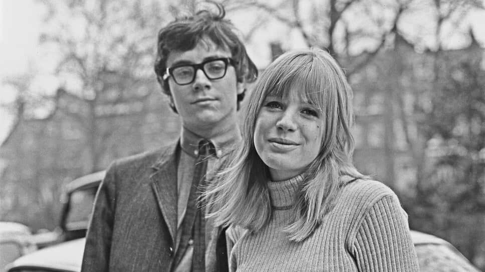 Марианна Фейтфулл со своим женихом, художником Джоном Данбаром .📷Фото: Evening Standard / Hulton Archive / Getty Images