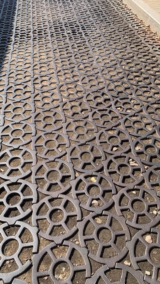 Чугунная мостовая. Фото взято из открытых источников,автор Maria 