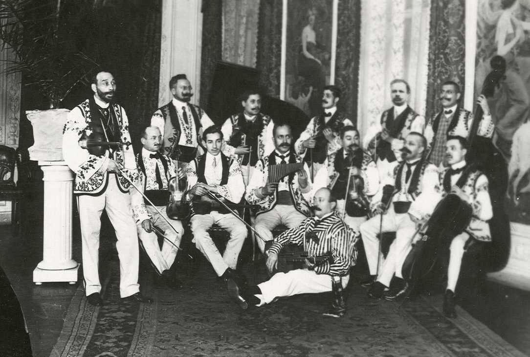 Выступление венгерского оркестра в ресторане "Вена".