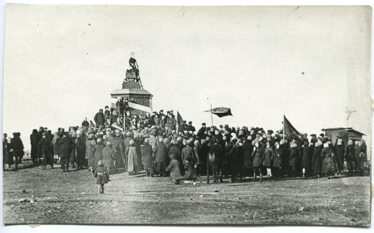 Памятник на Красной горке на берегу р. Ирбит. Митинг.