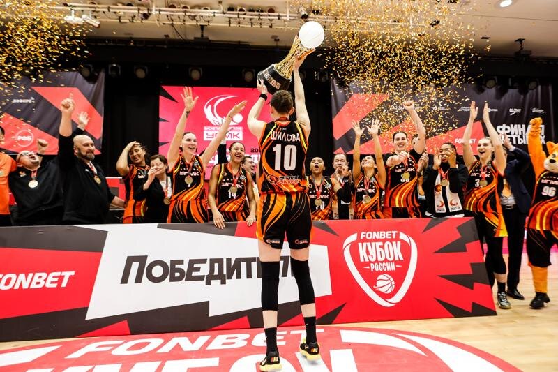    Фото: РФБ / Баскетболистки УГМК празднуют победу