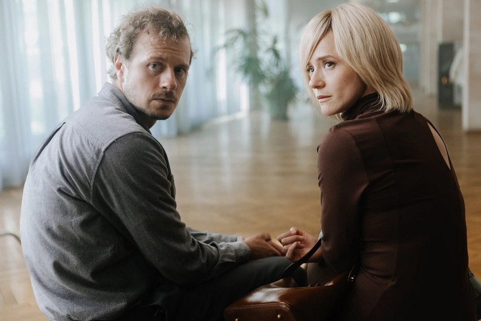    На днях был представлен трейлер сериала «Время счастливых», где Тихон Жизневский сыграл семейные отношения со звездой Театра наций Ольгой Лерман. кадр из фильма