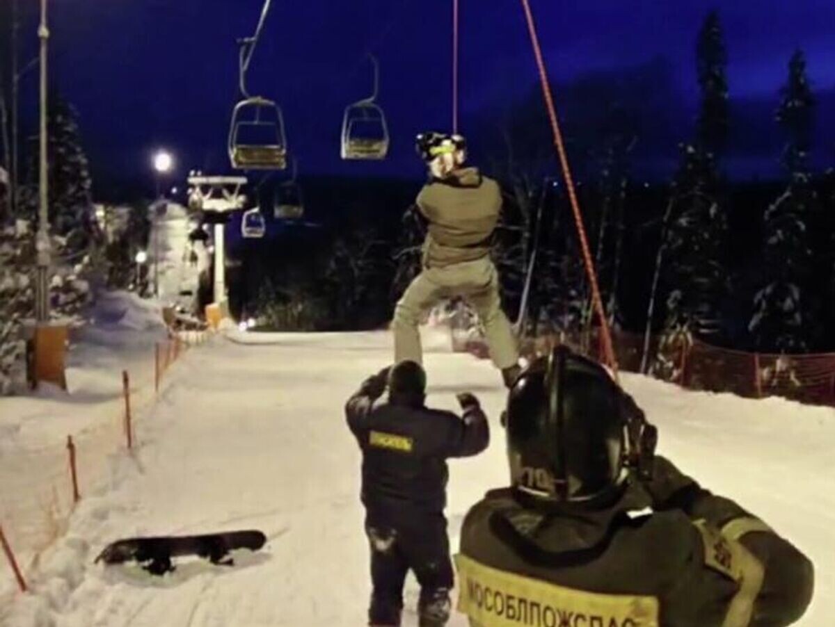    Спасатели помогают людям, застрявшим на фуникулёре в горнолыжном парке Дмитровского округа | © ГКУ МО "Мособлпожспас"/Telegram