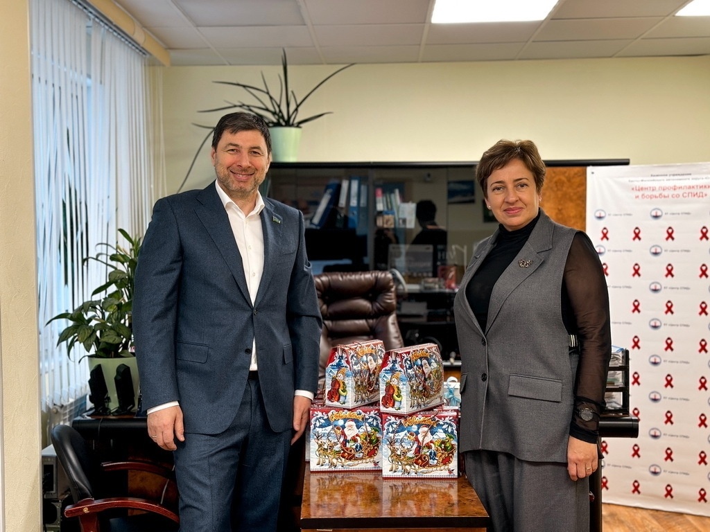 «Праздничные новогодние дни – это время, когда люди объединяются в стремлении к миру, согласию и взаимопомощи. Оно напоминают нам о том, что истинное счастье заключается в умении делиться радостью с окружающими. Поэтому уже несколько лет подряд готовлю презенты ребятам сотрудников Епархиального управления, Воскресенского кафедрального собора и ученикам православной гимназии», – сказал парламентарий.