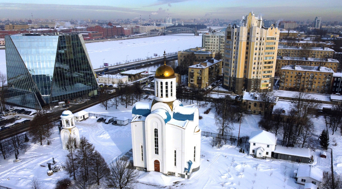 Вид в сторону центра на Смольный собор