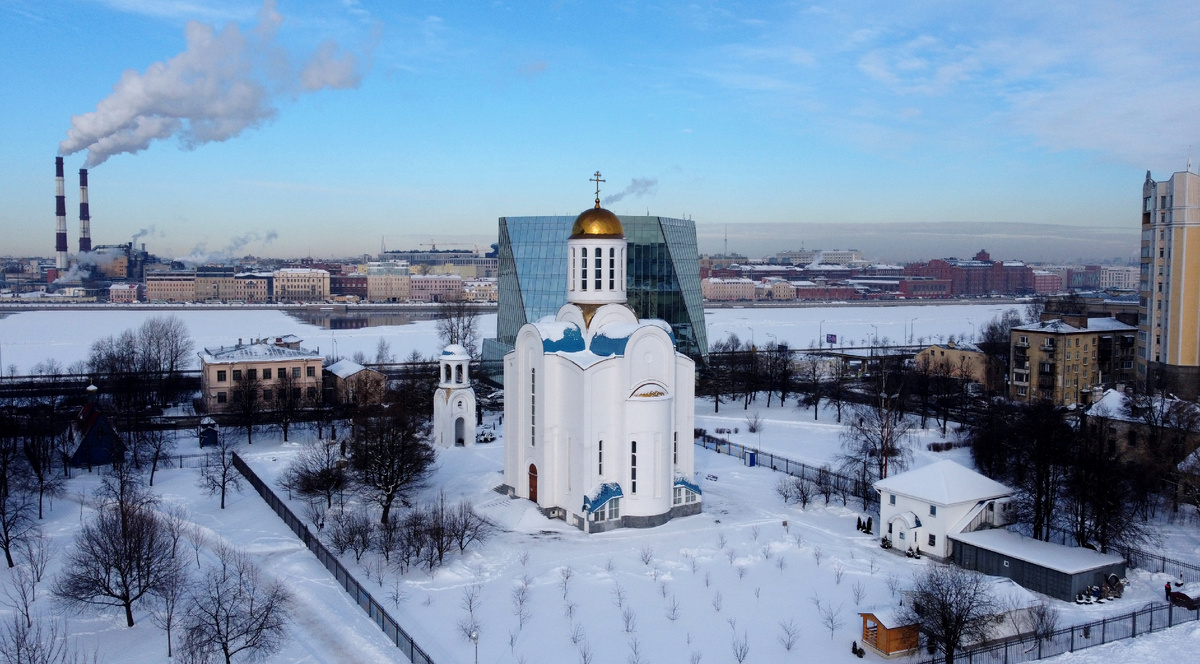 На фоне восьмигранника