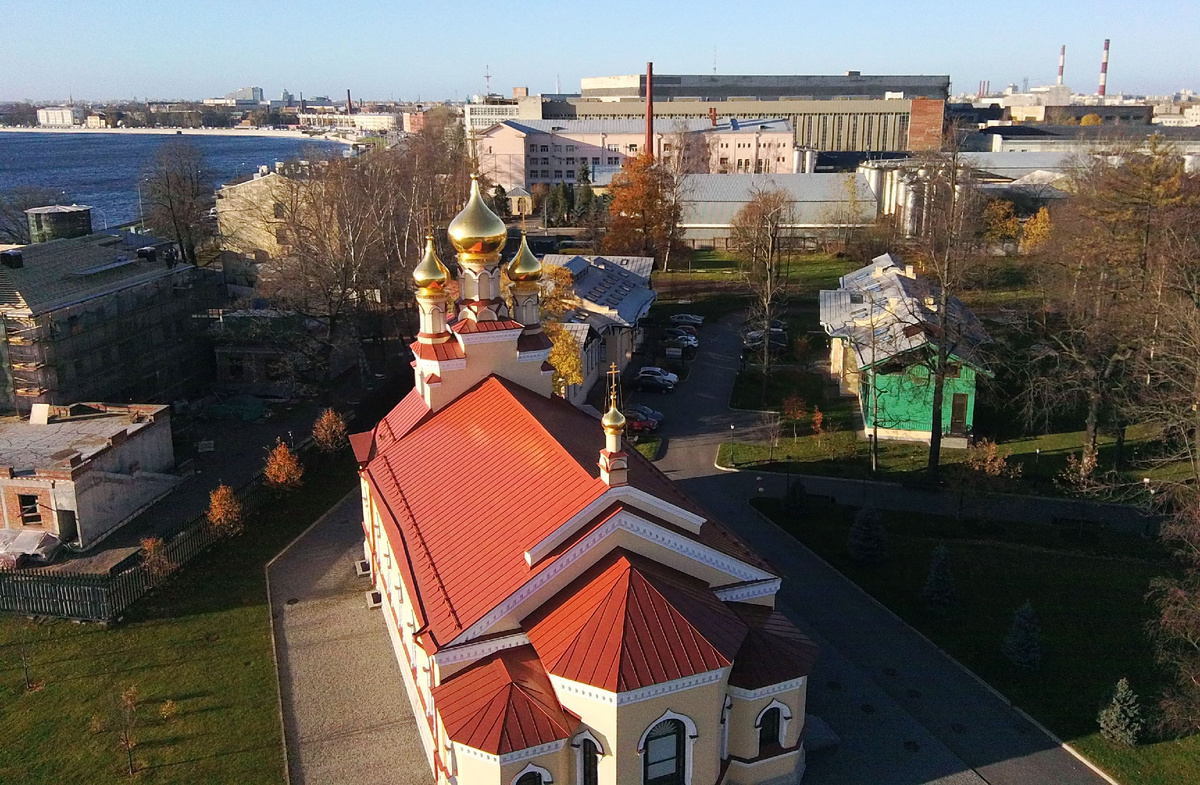 Точно окраина - заводы, заводы ...