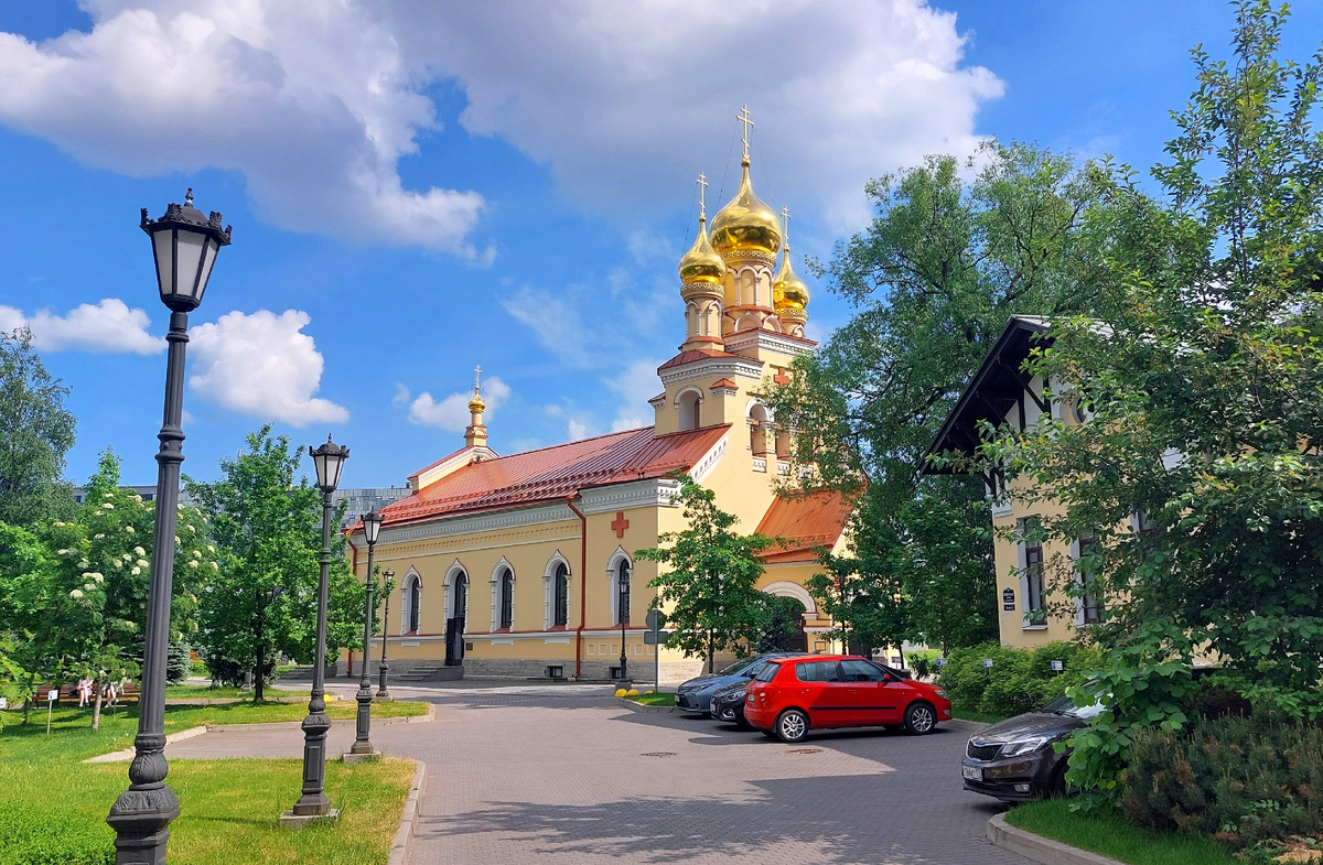 Красные кресты на фасаде не просто так