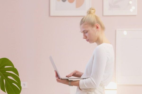 Диета часто выглядит как понятный план: “соберусь, потерплю, быстро увижу результат”. А потом начинаются привычные вещи, о которых никто не предупреждает: усталость от запретов, постоянные мысли о еде, резкий голод ближе к вечеру и то самое чувство, что всё держится на одном усилии. И когда усилие заканчивается, люди винят себя. Хотя причина обычно в другом.

В статье разложили по полочкам, чем правильное питание отличается от диеты на практике и почему именно оно чаще даёт устойчивый результат без откатов. Плюс честно разобрали, что именно запускает срывы и почему «идеальная дисциплина» почти никогда не спасает. Ссылка на статью:
https://bbfood.ru/articles/chem-pravilnoe-pitanie-luchshe-diet-dlya-pokhudeniya/