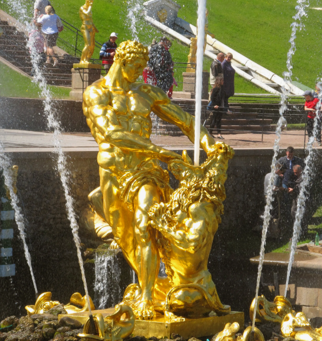 Петергоф (дворцово-парковый ансамбль). Самсон останавливает осевшего на задние лапы льва и разрывает его пасть.