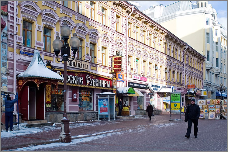 Вход под зелёным козырьком