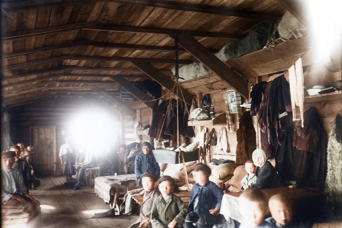 Дети, работающие на фабрике, жили в бараках